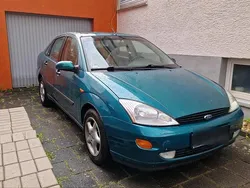 Grün Gebraucht 1999 Ford Focus Limousine | 800 € (Guter Preis)