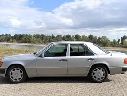 Silber Gebraucht 1993 Mercedes E400 Limousine | 23.900 €