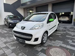 Weiß Gebraucht 2011 Peugeot 107 Kleinwagen | 2.400 € (Fairer Preis)