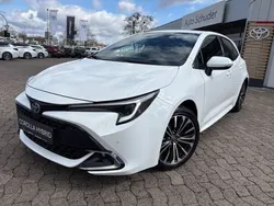 Schneeweiß Gebraucht 2023 Toyota Corolla Team Limousine | 28.990 € (Fairer Preis)
