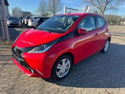 Rot Gebraucht 2016 Toyota Aygo X-play Kleinwagen | 6.999 € (Fairer Preis)