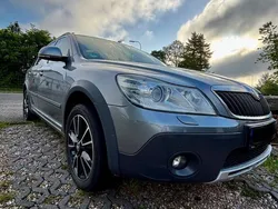 Grau Gebraucht 2013 Skoda Octavia Scout Kombi | 8.888 €