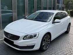 Weiß Gebraucht 2015 Volvo V60 Momentum Kombi | 9.999 € (Guter Preis)