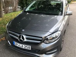 Grau Gebraucht 2015 Mercedes B180 Van / Kleinbus | 13.800 € (Fairer Preis)