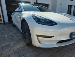 Weiß Gebraucht 2023 Tesla Model 3 Standard Range Plus Limousine | 27.500 € (Guter Preis)