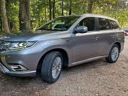 Grau Gebraucht 2020 Mitsubishi Outlander P-HEV SUV | 24.500 € (Fairer Preis)