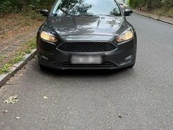 Grau Gebraucht 2018 Ford Focus Kombi | 6.250 €