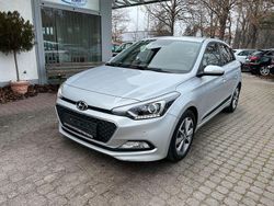 Silber Gebraucht 2016 Hyundai i20 Style Kleinwagen | 8.900 € (Guter Preis)