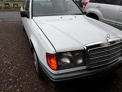 Weiß Gebraucht 1987 Mercedes 200 Limousine | 6.500 €
