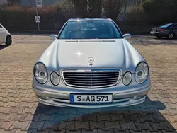 Silber Gebraucht 2004 Mercedes E400 Avantgarde Limousine | 6.000 €