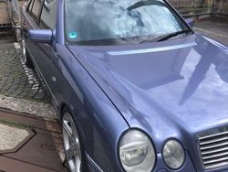 Blau Gebraucht 1996 Mercedes E420 Avantgarde Limousine | 9.900 €