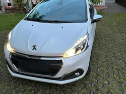 Weiß Gebraucht 2017 Peugeot 208 Kleinwagen | 6.400 € (Fairer Preis)