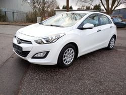 Weiß Gebraucht 2014 Hyundai i30 Style Limousine | 5.999 € (Guter Preis)