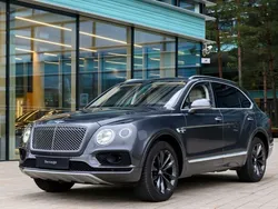 Grau Gebraucht 2016 Bentley Bentayga SUV | 90.000 € (Etwas zu teuer)