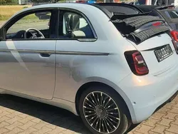 Colore esterno (himmel blau) Gebraucht 2023 Fiat 500e La Prima Cabrio | 29.390 € (Teuer)