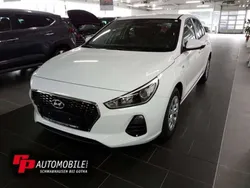 Weiß Gebraucht 2018 Hyundai i30 Pure Limousine | 11.990 € (Fairer Preis)