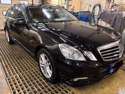 Schwarz Gebraucht 2010 Mercedes E200 Kombi | 5.300 € (Etwas zu teuer)