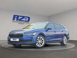 Cobalt blau metallic Gebraucht 2024 Skoda Superb Kombi | 44.888 € (Guter Preis)