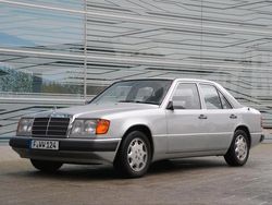 Silber Gebraucht 1993 Mercedes E200 Limousine | 7.000 €