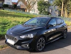 Schwarz Gebraucht 2019 Ford Focus ST-Line Limousine | 8.900 € (Superpreis)