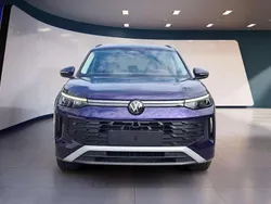 Ultra violet metallic Gebraucht 2025 VW Tayron Life SUV | 40.359 € (Superpreis)