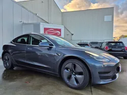 Grau Gebraucht 2020 Tesla Model 3 Standard Range Limousine | 21.950 € (Guter Preis)