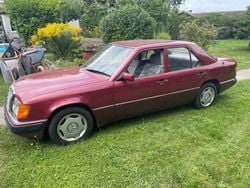 Rot Gebraucht 1990 Mercedes E200 Limousine | 7.999 €