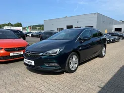 Smaragd gruen (mi) Gebraucht 2016 Opel Astra Dynamic Kombi | 7.890 € (Superpreis)