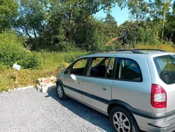 Grau Gebraucht 2003 Opel Zafira Van / Kleinbus | 2.100 € (Fairer Preis)