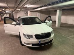 Weiß Gebraucht 2011 Skoda Superb Ambition Limousine | 4.000 € (Superpreis)