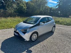 Silber Gebraucht 2020 Toyota Aygo X-play Kleinwagen | 7.990 € (Fairer Preis)