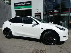 Weiss (metallic) Gebraucht 2024 Tesla Model Y Performance SUV | 44.800 € (Guter Preis)