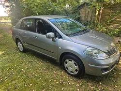 Grau Gebraucht 2009 Nissan Tiida Tekna Limousine | 2.200 €
