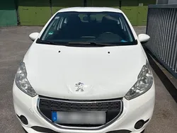 Weiß Gebraucht 2012 Peugeot 208 Kleinwagen | 4.350 € (Etwas zu teuer)