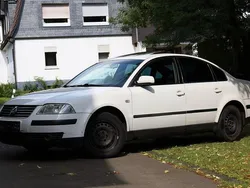 Weiß Gebraucht 2001 VW Passat Basis Limousine | 850 € (Guter Preis)