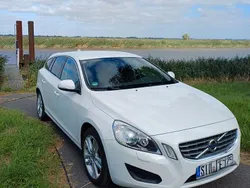 Weiß Gebraucht 2012 Volvo V60 Momentum Kombi | 9.000 € (Fairer Preis)