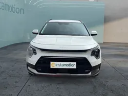Weiß Gebraucht 2022 Kia Niro Spirit SUV | 29.198 € (Fairer Preis)