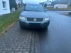 Grau Gebraucht 2005 VW Passat Kombi | 2.390 €