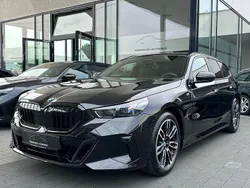 Black sapphire metallic Gebraucht 2024 BMW 520 M Sport Kombi | 51.890 € (Superpreis)