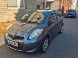Grau Gebraucht 2009 Toyota Yaris Limousine | 2.350 € (Fairer Preis)