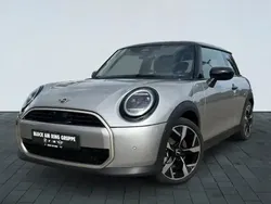 Melting silver (silber) Gebraucht 2024 Mini Cooper Favoured Kleinwagen | 28.440 € (Guter Preis)