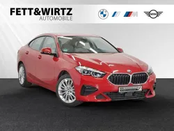 Melbourne rot metallic Gebraucht 2024 BMW 218 Sport Line Limousine | 32.777 € (Fairer Preis)