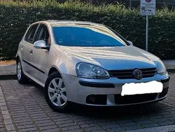 Grau Gebraucht 2004 VW Golf V Kleinwagen | 3.550 € (Fairer Preis)