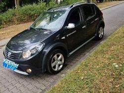 Grau Gebraucht 2011 Dacia Sandero Lauréate Kleinwagen | 4.500 € (Etwas zu teuer)