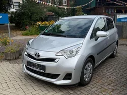 Silber Gebraucht 2015 Toyota Verso-S Multidrive S Van / Kleinbus | 10.200 € (Fairer Preis)