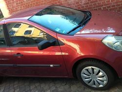 Rot Gebraucht 2006 Renault Clio II Kleinwagen | 3.000 €