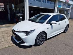 Schneeweiß Gebraucht 2019 Toyota Corolla Hybrid Club Limousine | 20.900 € (Fairer Preis)