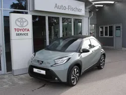 Urban khaki/schwarz Neu 2024 Toyota Aygo Team Kleinwagen | 17.999 €