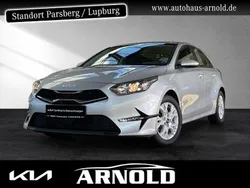 Silber sparklingsilber metallic Gebraucht 2024 Kia Ceed Comfort Limousine | 21.440 € (Superpreis)