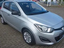 Silber Gebraucht 2014 Hyundai i20 Classic Limousine | 5.990 € (Fairer Preis)